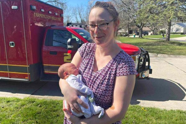 Mom Remembers Giving Birth on Side of the Road as Paramedics Raced to Help: ‘No Way This Is Happening