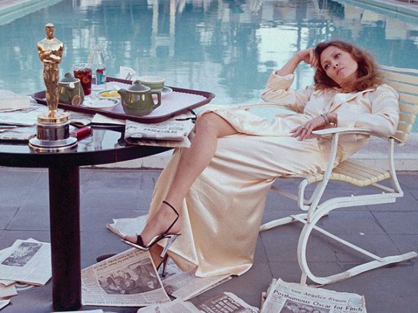 The True Story Behind Faye Dunaway’s Iconic Pool Photo the Morning After Oscar Win: ‘Bittersweet’ (Exclusive)