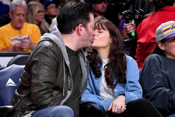 Jonathan Scott and Zooey Deschanel Share a Courtside Kiss During Date Night at the Lakers: Photos